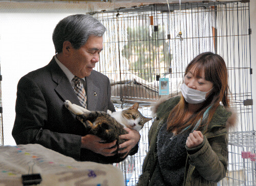 熊本県動物愛護センターを視察する蒲島郁夫県知事
